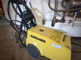 une machine posée sur le sol de la pièce