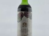 gros plan d'une bouteille de vin sur une table