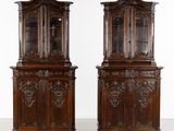 paire de vaisseliers anciens en noyer sculpté, avec des portes vitrées