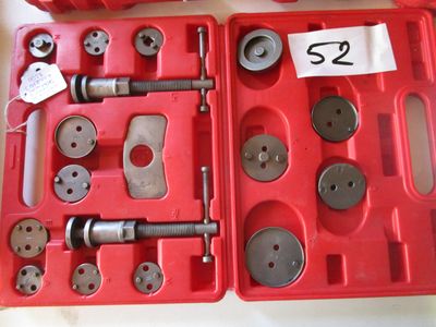 une mallette rouge contenant plusieurs outils