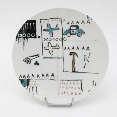 une assiette blanche sur laquelle est dessiné un homme et une voiture