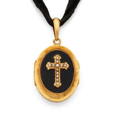 PENDENTIF SOUVENIR de forme ovale présentant deux plaques d'…