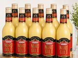 six bouteilles de Nordd Gold avec des œufs et un vase de fleurs