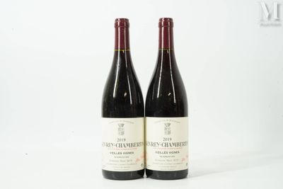deux bouteilles de vin rouge posées sur une table blanche