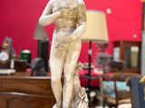 une statue posée sur une table dans une pièce