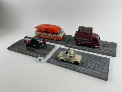trois petites voitures exposées sur une table