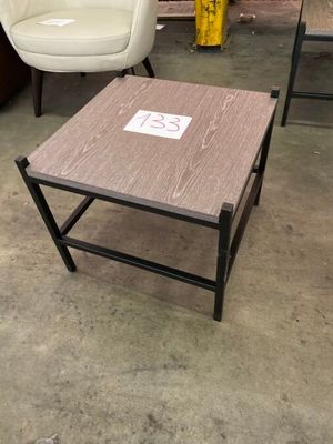 1 Table basse carrée en bois. 60x60x40 cm