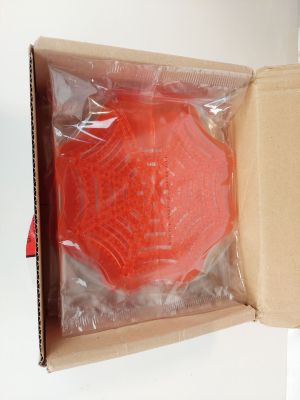 une boîte contenant un objet rouge