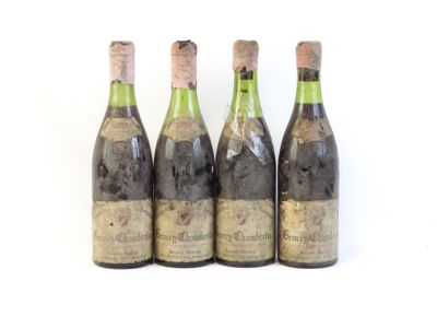 trois bouteilles de vin posées les unes à côté des autres sur une surface blanche