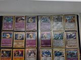 de nombreux types de cartes de pokemon affichées sur le mur