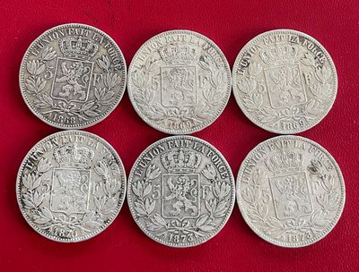 six pièces d'argent britanniques différentes sur fond rouge