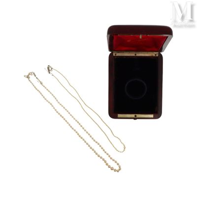 une petite boîte sur laquelle est posé un collier