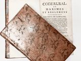 un livre ouvert sur une table