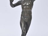 statue en bronze représentant une femme tenant une fleur dans la main droite