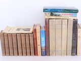 plusieurs livres sont empilés sur une surface blanche