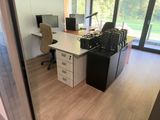 un bureau équipé d'un ordinateur et d'une imprimante