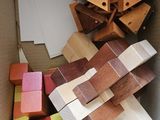 une boîte en carton contenant tout un tas de blocs en bois