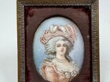 portrait d'une dame portant un chapeau rose et des perles, dans un cadre doré
