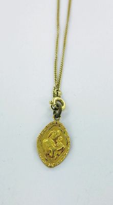 un collier en or orné d'une pièce d'or