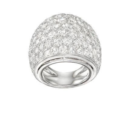 une bague en or blanc et diamants