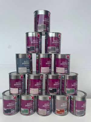 une pile de pots de peinture posée sur une table