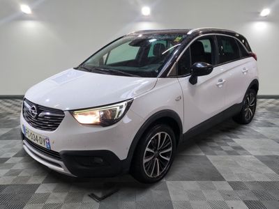 une voiture blanche est garée sur le sol à carreaux d'un garage