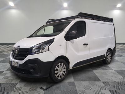 la camionnette blanche est garée sur un sol carrelé en damier
