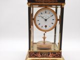 une horloge posée sur une table à côté d'une clé
