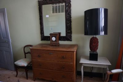 Commode rustique, miroir en bois ajouré, fauteuil, chaise, p… - Photo 1