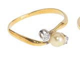 trois bagues en or ornées de diamants et d'une perle sur fond blanc