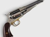un revolver avec une crosse en bois sur fond blanc