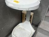 une toilette équipée d'un siège dans des toilettes publiques