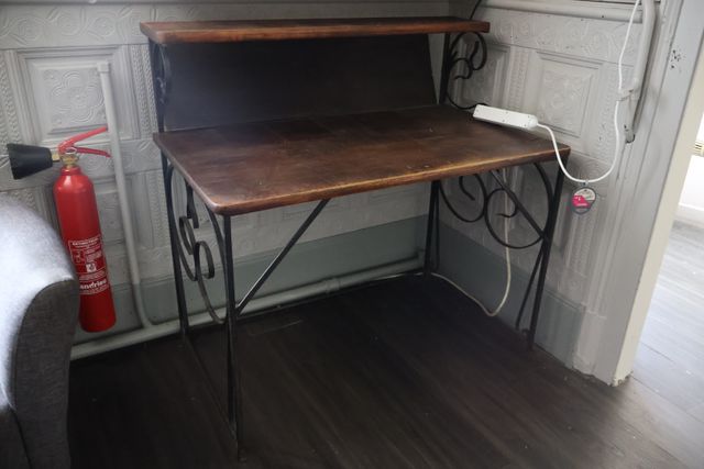 Desserte moderne métal et bois avec tablette supérieure