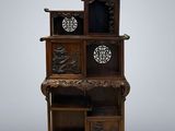 une image représentant une grande armoire en bois surmontée d'une horloge