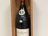 une bouteille de vin dans un coffret en bois sur une table