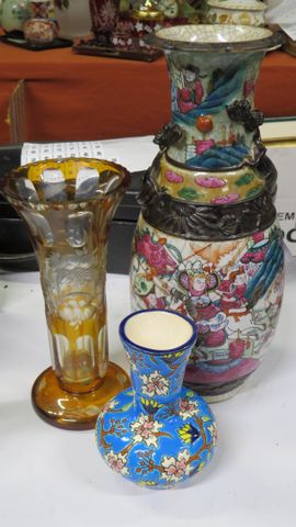 Trois vases : un Longwy, un Canton et un en cristal