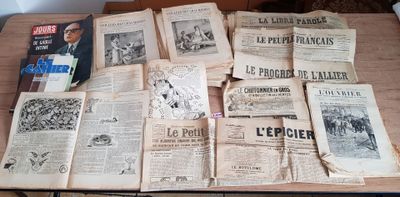 de nombreux vieux journaux posés sur une table, dont il y a beaucoup