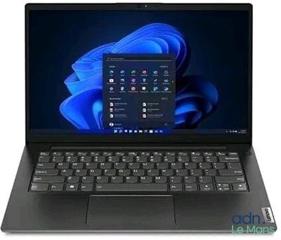 un ordinateur portable sur lequel sont posés un clavier et une souris