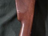 un pistolet posé sur un tissu vert