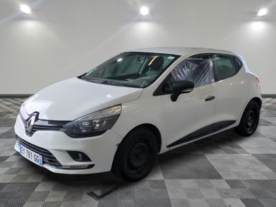 la voiture blanche est garée sur un sol en damier dans le garage