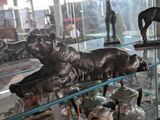 une vitrine sur laquelle est posée une statue de chien