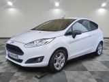 une Ford Fiesta blanche garée sur un sol à damier