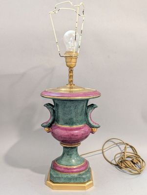 une lampe verte et rose équipée d'une ampoule