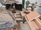 une machine posée sur une table dans un garage