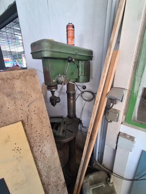 une photo d'une pièce où l'on voit une perceuse et beaucoup de bois