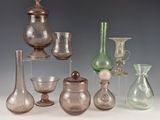 de nombreux vases en verre posés sur une table