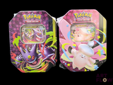 Deux boîtes de jouets Pokémon sont posées côte à côte sur un fond noir.