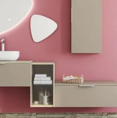une salle de bains avec un lavabo et un miroir au mur