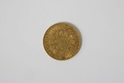 gros plan d'une pièce d'or sur une surface blanche