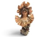 figurine représentant une femme en robe, avec une fleur sur la tête